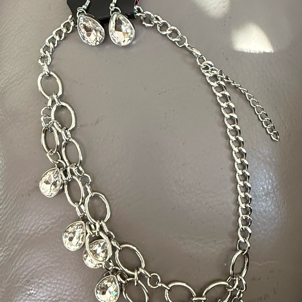 NWT Paparazzi Silver Necklace with Clear Accents and matching earrings